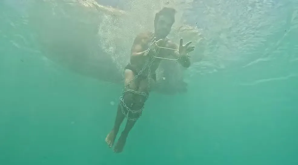Ilusionista escapa de correntes submerso em 13 segundos ; veja vídeo