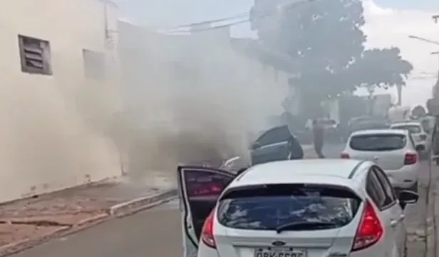 Carro pega fogo em frente a escola em Várzea Grande; veja vídeo