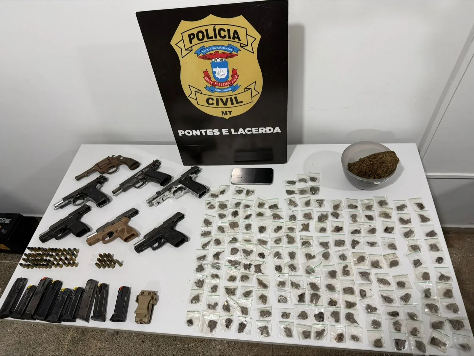 Polícia prende jovens com sete armas e drogas prontas para venda no interior de MT; veja vídeo