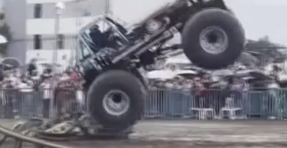 Tragédia em evento: Monster Truck desgovernado atropela público e deixa mortos; Veja vídeo