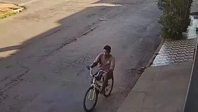 Câmera registra criminoso de bicicleta derrubando mulher durante roubo em Cuiabá; veja vídeo