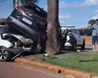 Acidente prende carro contra árvore em Lucas do Rio Verde; veja vídeo