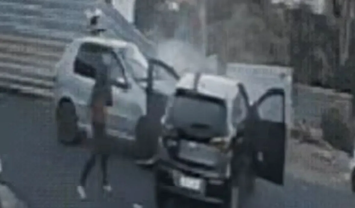 Carro desce rua após colisão, pega fogo e ocupantes escapam ilesas; Veja vídeo