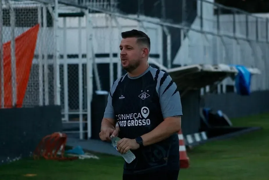 Lucas Isotton chega a 50 jogos no Mixto e reforça vínculo com o clube; veja