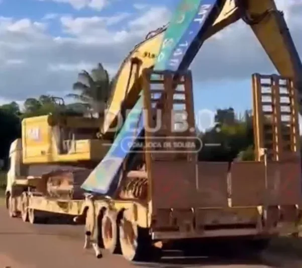Caminhão arranca placa de entrada de Santa Carmém; veja vídeo