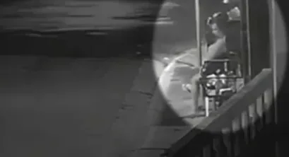 Motorista invade calçada e atropela família sentada na calçada; Veja vídeo