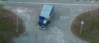Mulher é presa após roubo de caminhão e perseguição cinematográfica; Veja vídeo