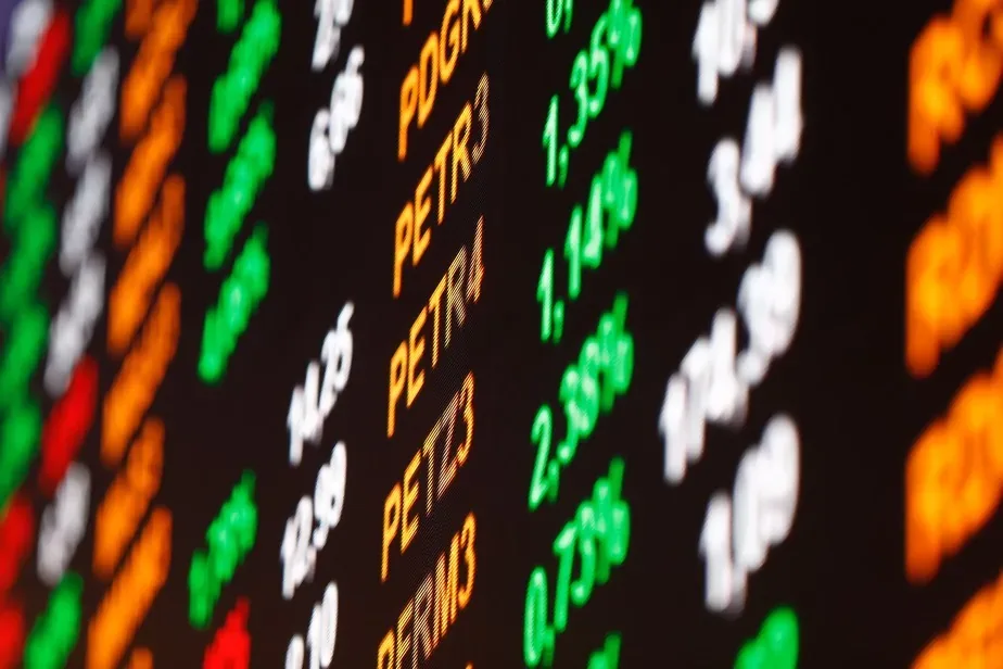 CVC despenca mais de 14% enquanto varejo dispara no Ibovespa ao meio-dia