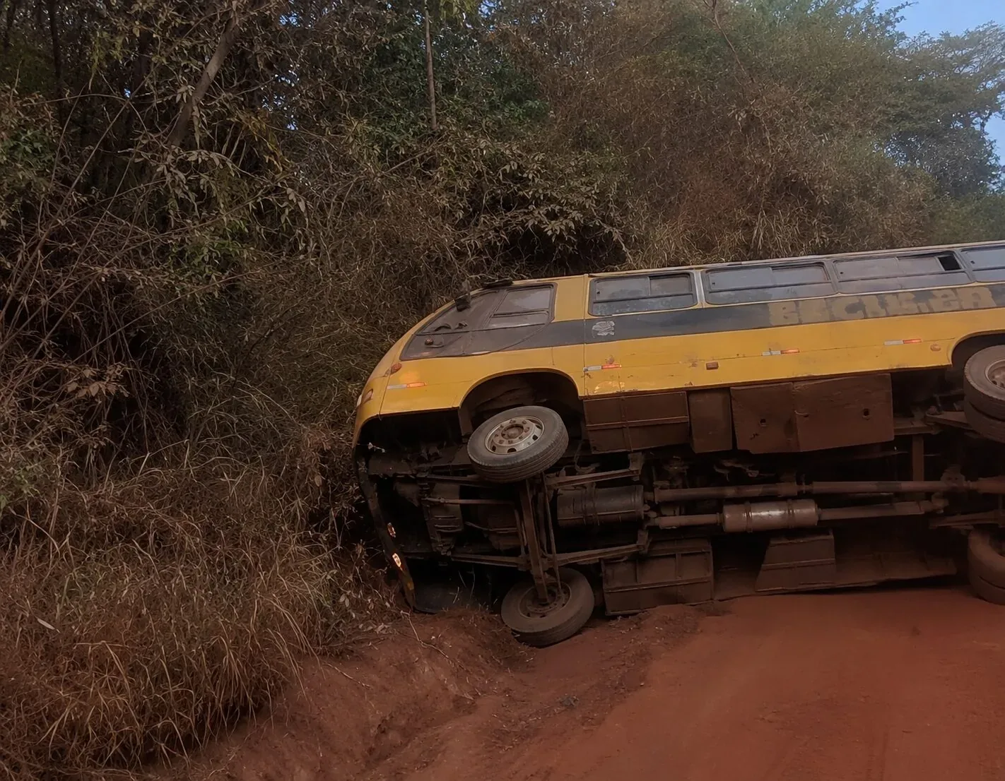 Ônibus escolar tomba após colisão com caminhonete em Rondonópolis; veja vídeo