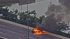 Carro sofre curto-circuito e pega fogo; veja vídeo