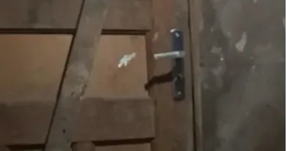 Homem tenta arrombar porta durante briga com mulher; Veja vídeo