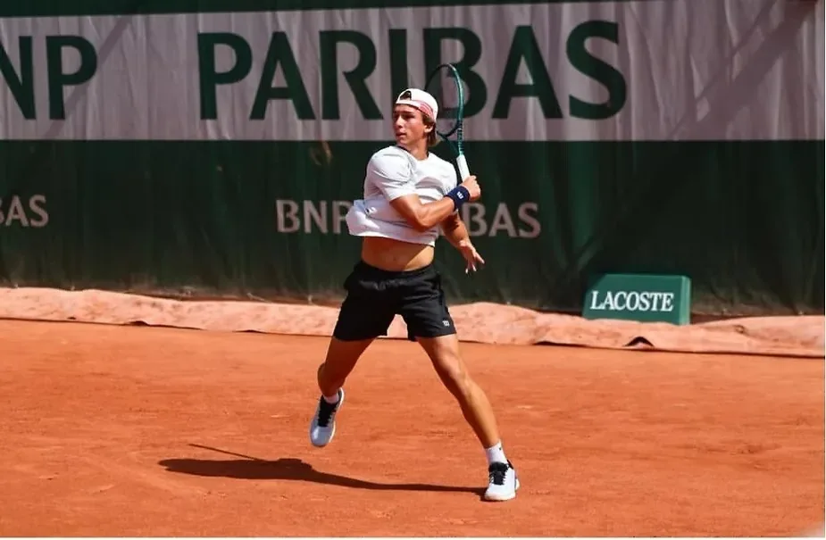 VÍDEO: Leonardo Storck vence na estreia e mantém sonho vivo em Roland Garros juvenil