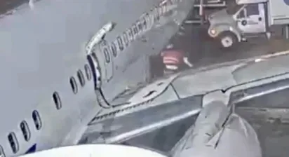 Passageira abre saída de emergência e sai pela asa de avião após pouso; Veja vídeo