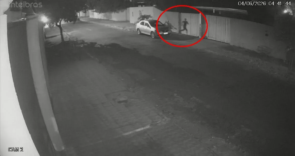Câmera flagra bandido correndo para fugir da PM após roubo em residência de coronel em Cuiabá; veja vídeo