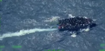 Barco com 240 migrantes começa a afundar e operação evita tragédia em alto-mar; Veja vídeo