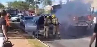 Carro pega fogo em avenida movimentada e fumaça assusta motoristas; Veja vídeo