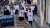 Doguinhos aparecem em Procissão de Corpus Christi, caminham sobre tapetes; Veja vídeo