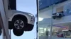 Carro invade vitrine de concessionária durante manobra; Veja vídeo