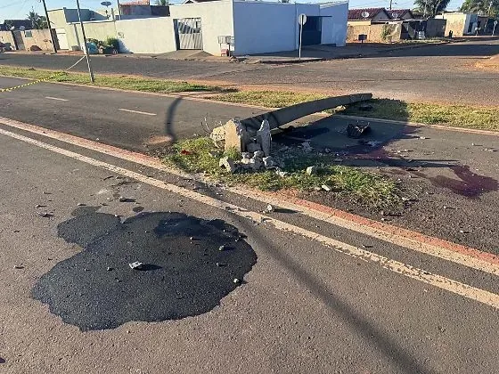 Jovem morre esmagado por poste após grave acidente de moto no interior de MT; veja vídeo