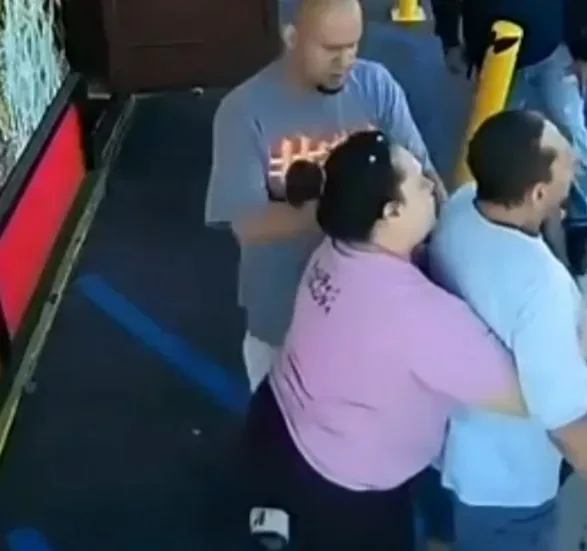 Dona de restaurante salva cliente engasgado ao aplicar manobra de Heimlich; veja vídeo