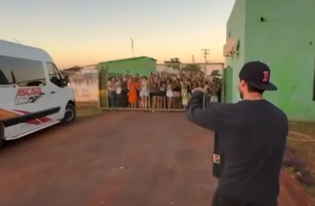 Zé Felipe atende fãs no aeroporto de Diamantino e retribui carinho do público; veja vídeo
