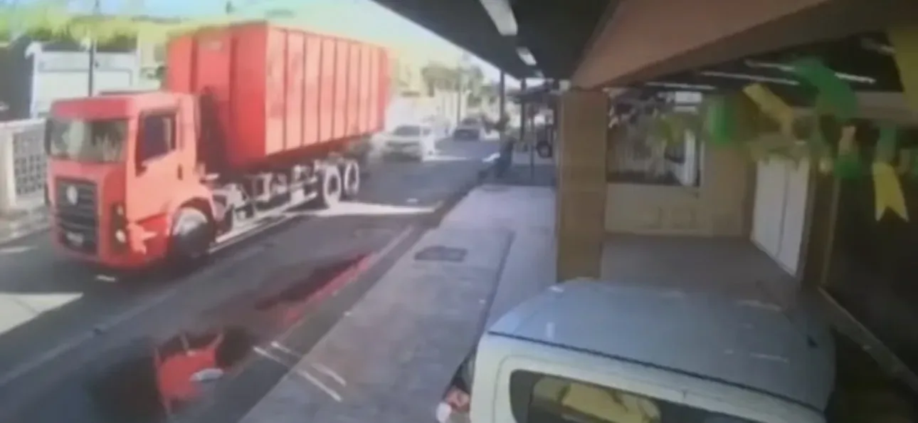 Moradores veem decoração da Copa ser destruída por caminhão e ficam revoltados com prejuízo; veja vídeo