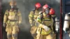Bombeiros combatem fogo em centro corporativo; Veja vídeo