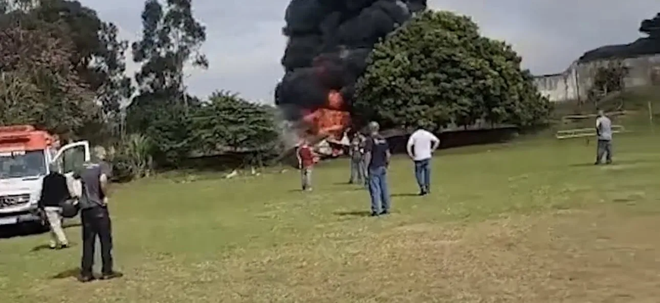 Queda de avião durante voo de teste deixa dois mortos e um ferido no interior; Veja vídeo