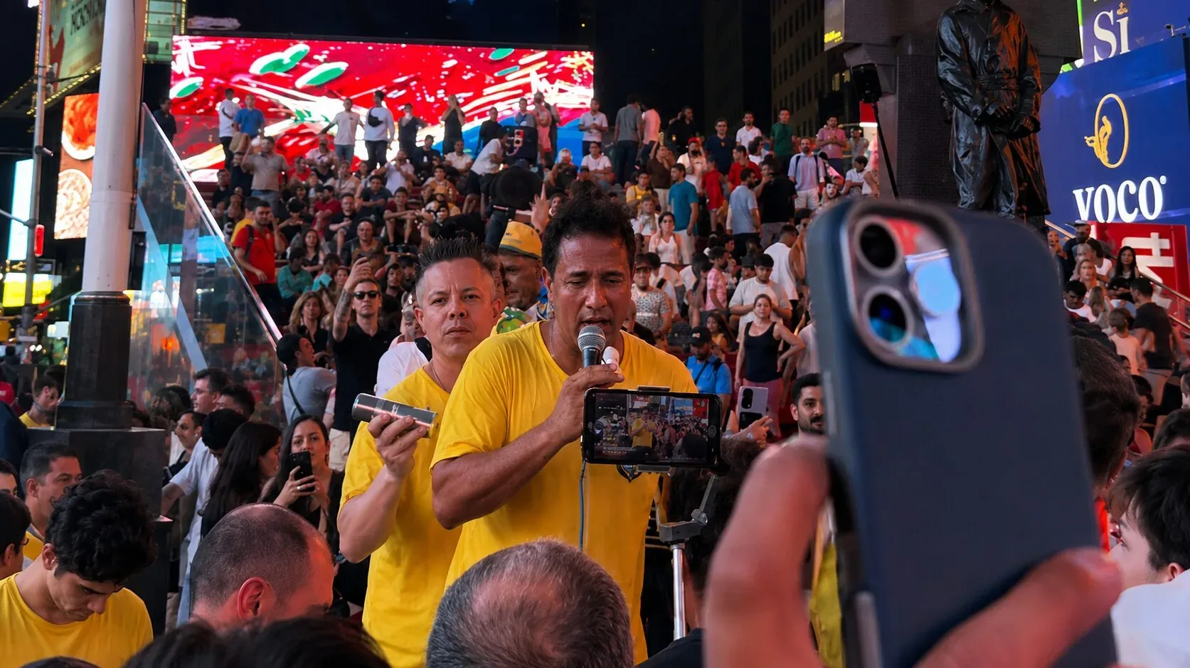 Brasileiros param a Times Square com roda de samba e transformam Nova York em festa; Veja vídeo