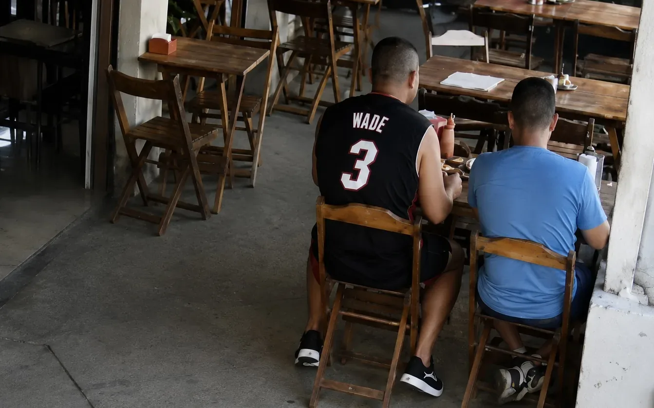 Assalto dá errado, suspeito aborda policiais à paisana e acaba baleado em restaurante; Veja vídeo