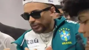 VÍDEO: Multidão confunde sósia com Neymar e causa aglomeração em shopping nos Estados Unidos