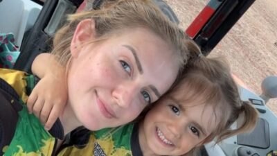 Mãe surpreende filha ao chegar de trator em escola no interior de MT; veja vídeo