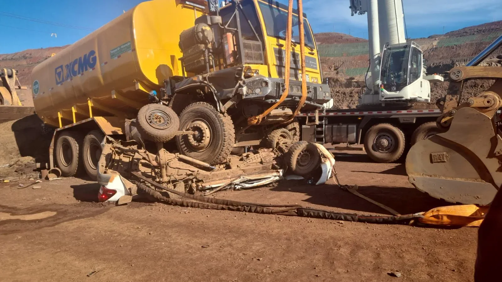 Caminhão-pipa perde controle, passa sobre caminhonete e mata funcionário em mineradora; veja vídeo