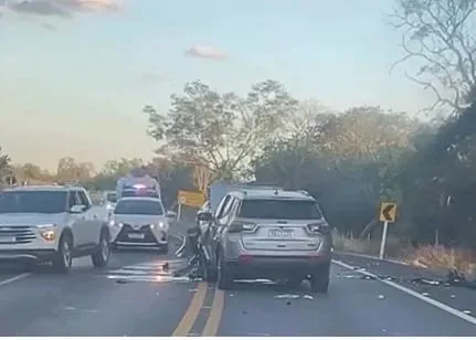Casal morre preso às ferragens após acidente entre dois veículos na MT-010 em Rosário Oeste; veja vídeo