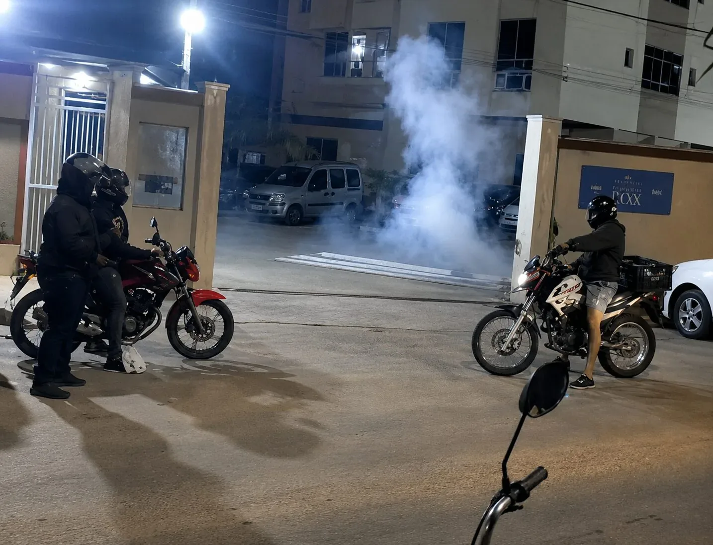 Porteiro saca arma contra entregador e revolta grupo de motoboys em condomínio; Veja vídeo