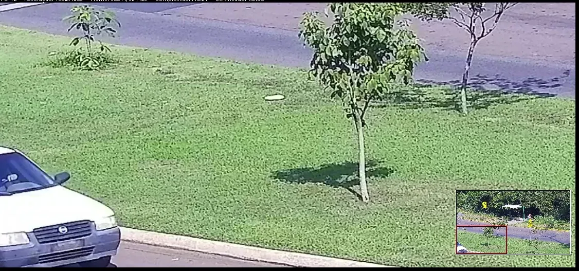 Câmera flagra criminoso furtando pertences de veículo de funcionária em Cuiabá; veja vídeo