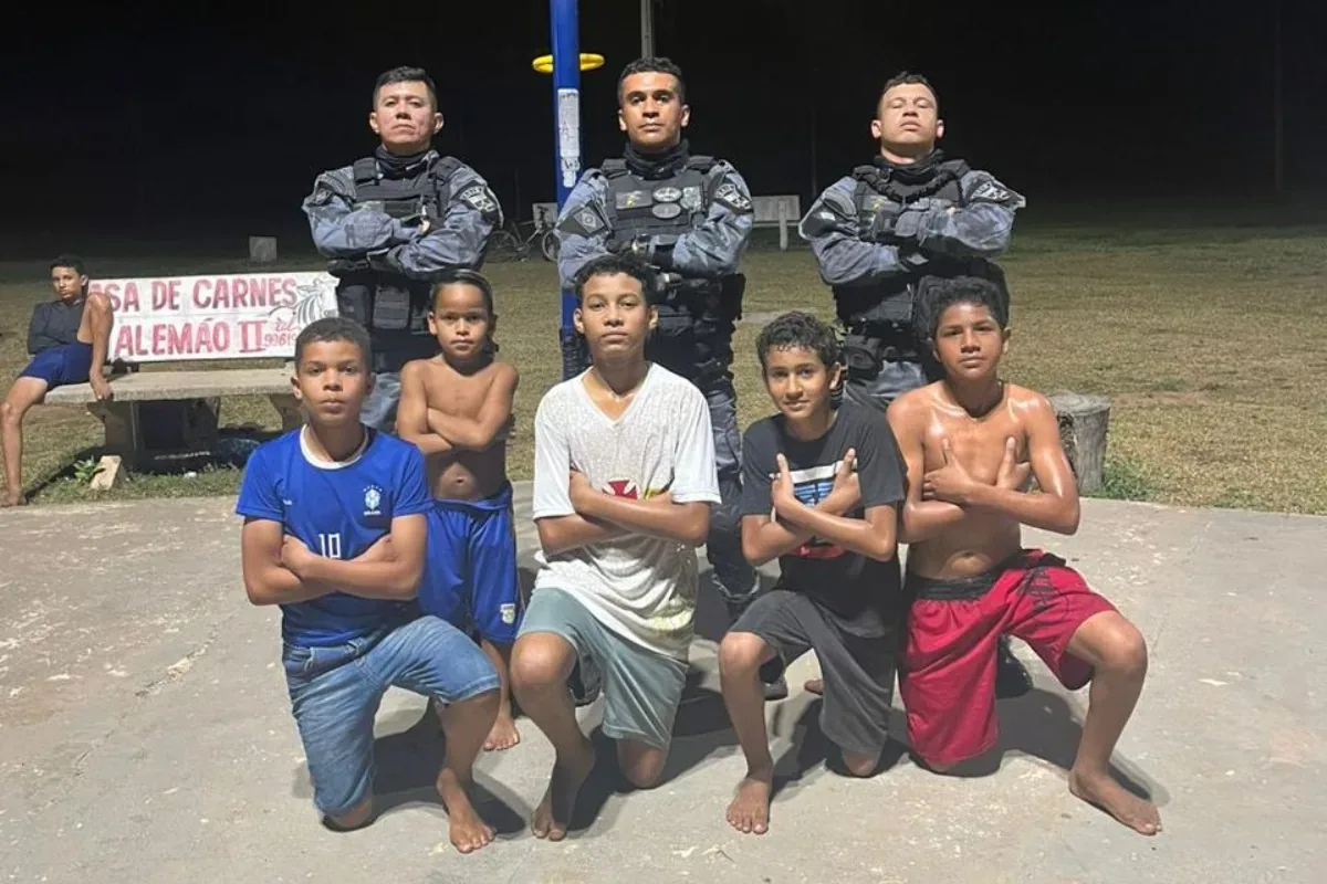Crianças desafiam policiais para jogo de futebol e cena viraliza em Cáceres; veja vídeo