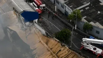 Incêndio de grandes proporções atinge três galpões e mobiliza bombeiros; veja vídeo