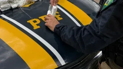 PRF encontra 10 kg de haxixe escondidos em mochila e no corpo de mulheres; veja vídeo