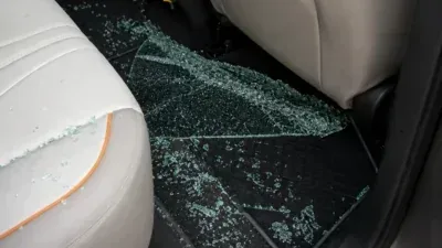 Motorista encontra carro com vidro quebrado em estacionamento de Várzea Grande; veja vídeo