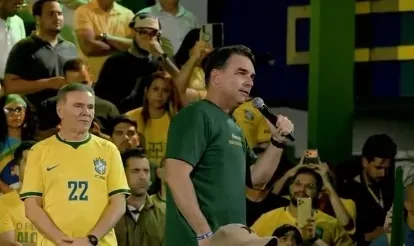 Flávio Bolsonaro acusa governo Lula de usar PF para perseguir oposição durante evento; Veja vídeo