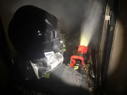 Incêndio destrói lavanderia de residência durante a noite e assusta moradores em Poconé