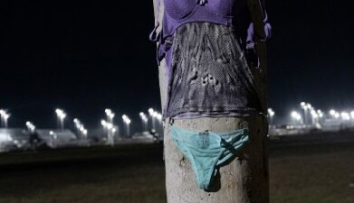 Lingeries com fotos misteriosas são encontradas ao lado de condomínio de luxo em Lucas do Rio Verde; veja vídeo