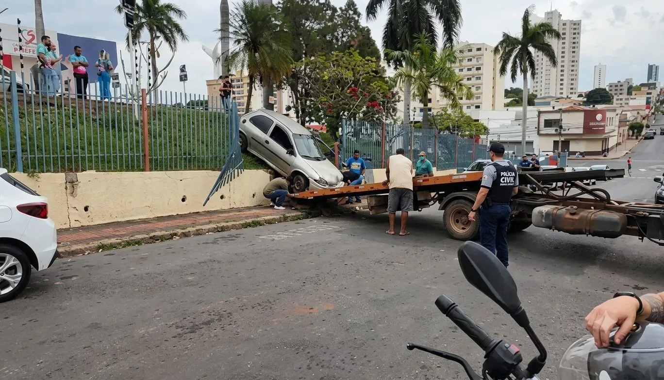 Motorista erra manobra, despenca e atinge outro veículo em Cuiabá; veja vídeo