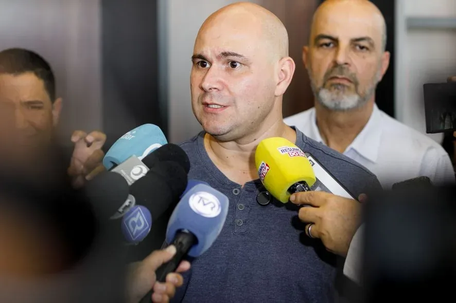 Abílio Brunini afirma que críticas classificando Flávio Bolsonaro como “tóxico” partem de setores da esquerda; veja vídeo
