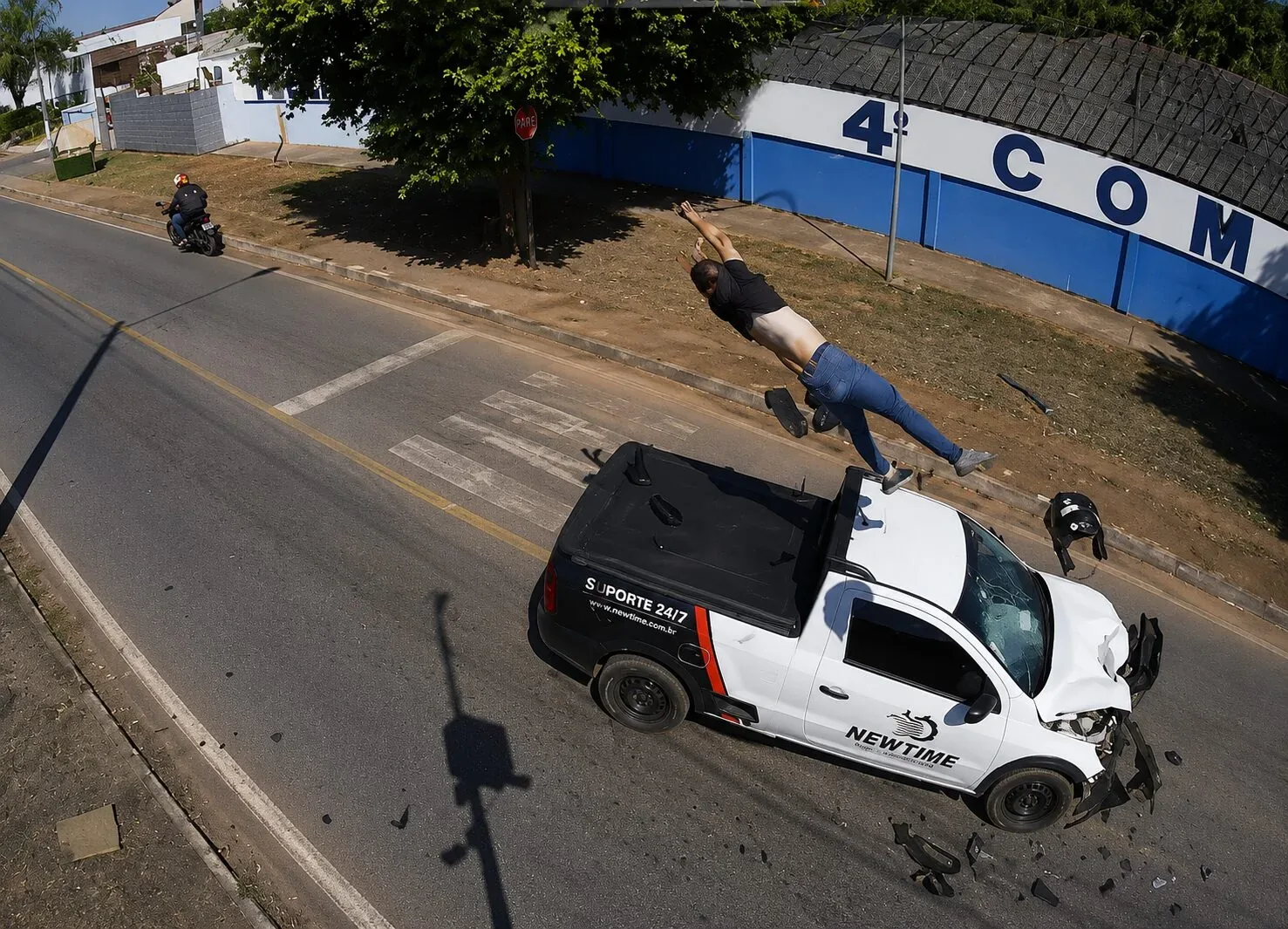 Entregadora de aplicativo morre após invadir a pista e ser lançada sobre veículo em Rondonópolis; veja vídeo