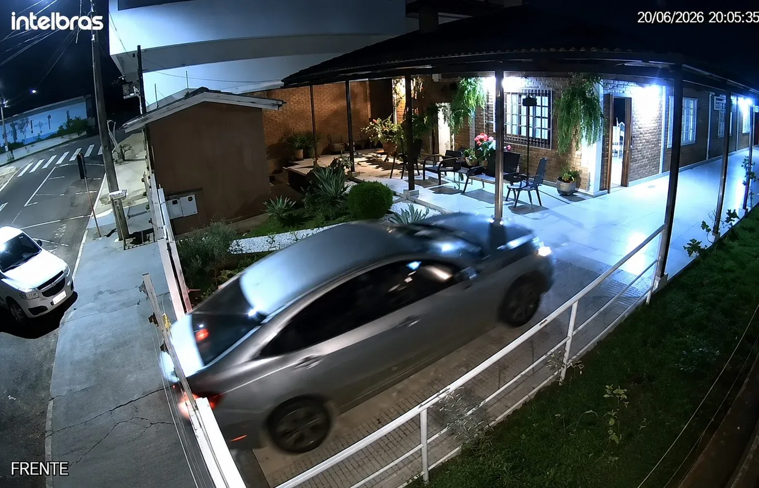 Cuidador de idosa de 83 anos furta carro, capota na fuga e acaba preso por aplicar golpes; Veja vídeo