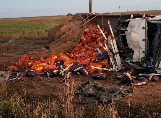 Caminhão carregado com cebolas tomba na BR-364 e motorista fica ferido em Comodoro; veja vídeo