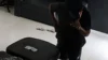 Mulher é espancada por 15 minutos dentro de casa na frente da filha de 3 anos; casal é procurado; Veja vídeo
