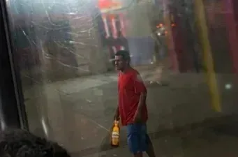 Homem é retirado de ônibus após confusão com motorista em Cuiabá; veja vídeo